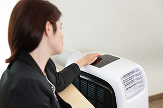 Frau am Klimageraet Klimahelfer Klimaeinbau