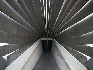 Kunst Foto Türeingang unterirdisch kunstvoll