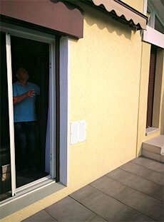 Luftgitter Klimagerät an Hauswand