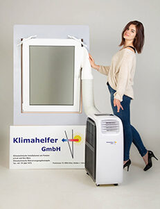 Frau Klimagerät Klimaanlage am Fenster