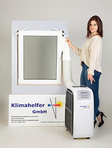 Frau Klimagerät Klimagerät am Fenster