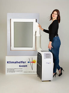 Frau Klimagerät Klimaanlage am Fenster