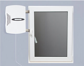 Frischluftgerät links am gekippten Fenster