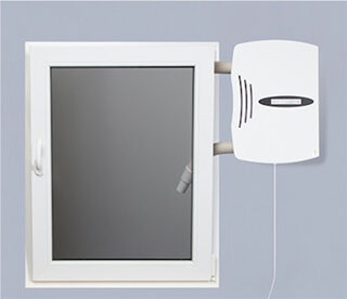 Frischluftgerät rechts am gekippten Fenster