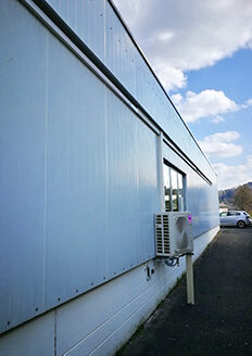 Split Klimaanlage Aussengerät schräg gross