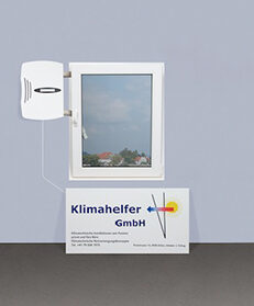 Frischluftgerät links vom Fenster