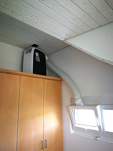 Klimagerät auf dem Schrank installiert