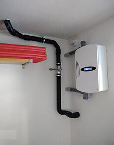 Lüftungsgerät neben der Wasser Installation